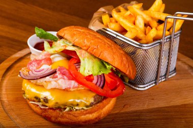 Hamburger kızartma patates ve sos ile