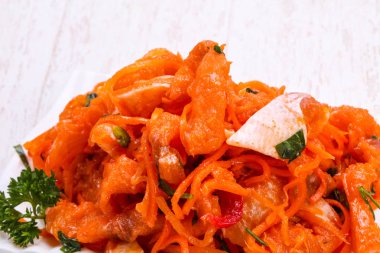 Kabın içinde balık turşusu havuç