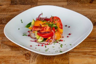 Lezzetli bir rustik doğranmış domates, salatalık, soğan ve biber salatası