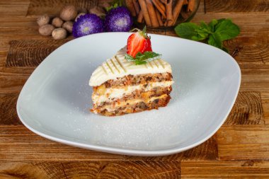 Lezzetli havuçlu kek üstüne çilek ile