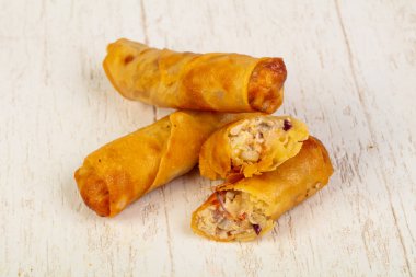 İştah açıcı derin yağda kızartılmış böreği sos ile