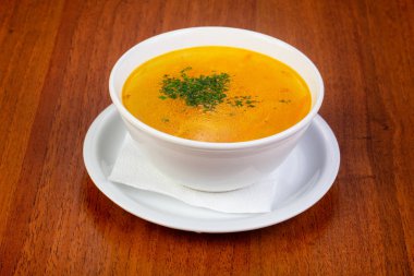 Lezzetli tavuk bouillon erişte ve otlar ile