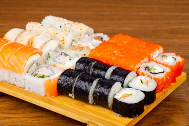 Lezzetli yılan balığı sushi roll seti
