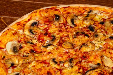 Mantar ve peynir pizza