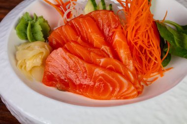 Japon soğuk sashimi somon ile