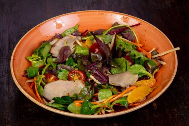 Ördek göğsü ve domates salatası