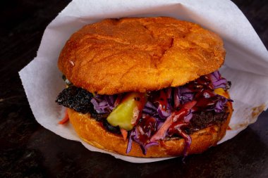 Burger çekti domuz ve kırmızı lahana