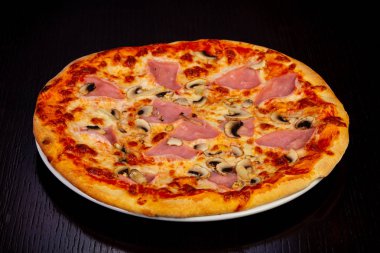 Jambonlu ve peynirli lezzetli pizza.