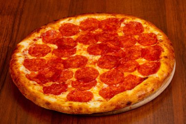 Pizza biberli sosis ahşap bacground üzerinde ile