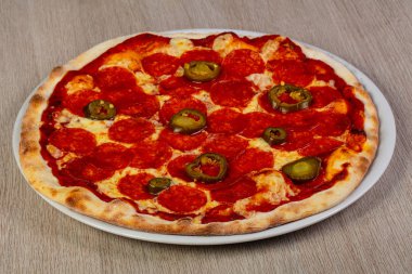 Pizza biberli sosis ve biber