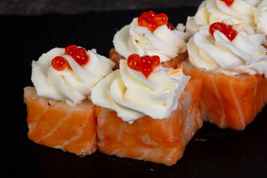 Japon geleneksel rulo somon ile