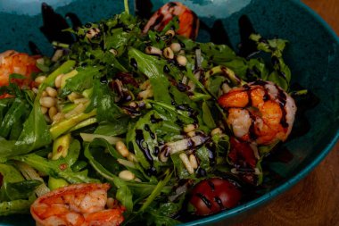 Avokado ve karides salatası