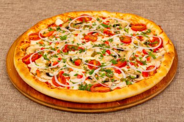 Mantar, peynir ve tavuk pizza