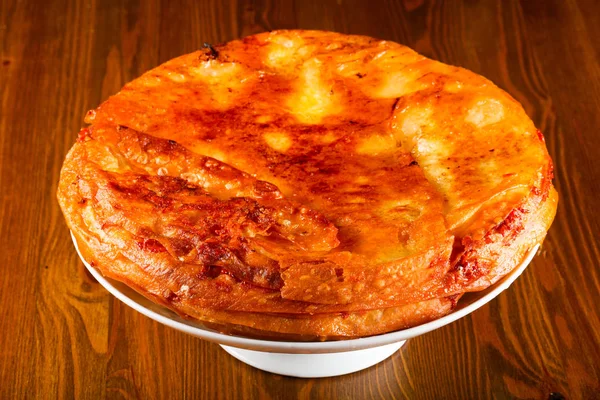 Beyaz yoka pasta peynir ve yumurta ile