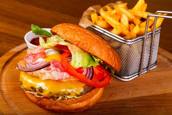 Hamburger kızartma patates ve sos ile