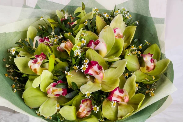 Çeşitli çiçek ile romantik buket