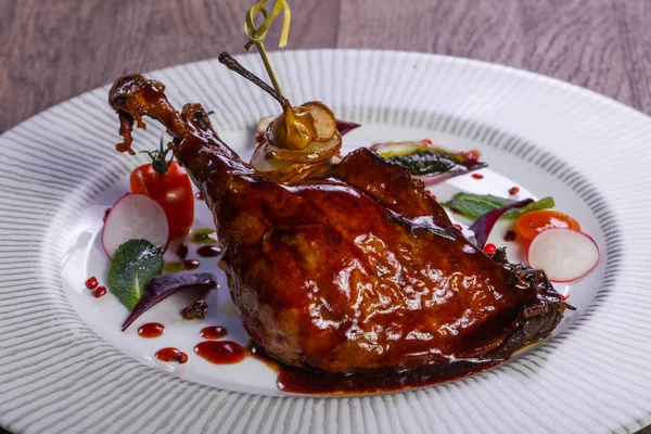 Ördek bacak armut ve sos ile