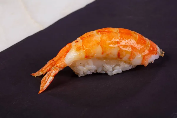 Räkor Nigiri Sushi Över Sten Bakgrund — Stockfoto