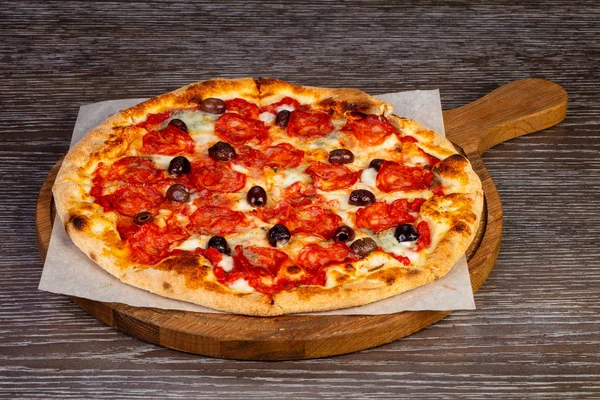 Вкусная Пицца Olivia Gorgonzola Салями Оливками — стоковое фото