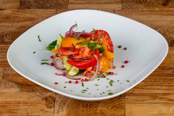 Lezzetli bir rustik doğranmış domates, salatalık, soğan ve biber salatası