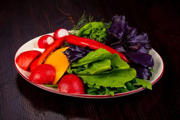 Taze sebze fesleğen ve dereotu ile