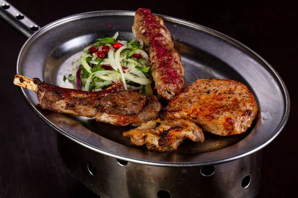 Soğan ile ızgara plakası karıştırın