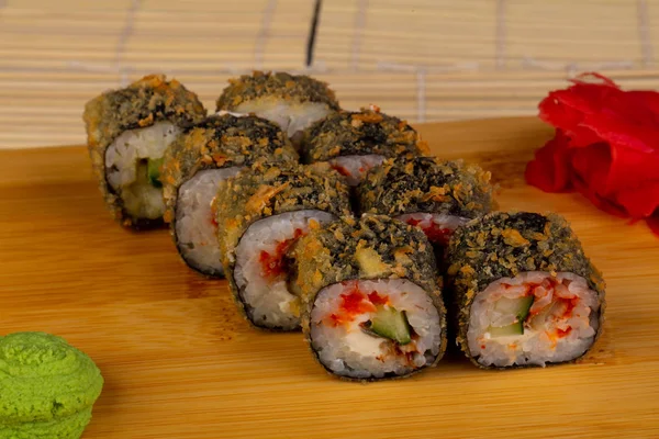 Lezzetli kızarmış tempura rulo ile yılan balığı