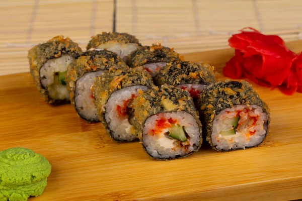 Lezzetli kızarmış tempura rulo ile yılan balığı