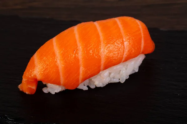 Smakelijke Traditionele Japanesse Zalm Sushi — Stockfoto