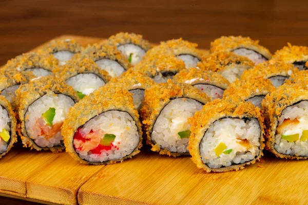 Lezzetli kızarmış tempura sushi seti