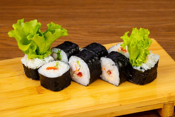 Marul ile lezzetli korkumu suşi rulo