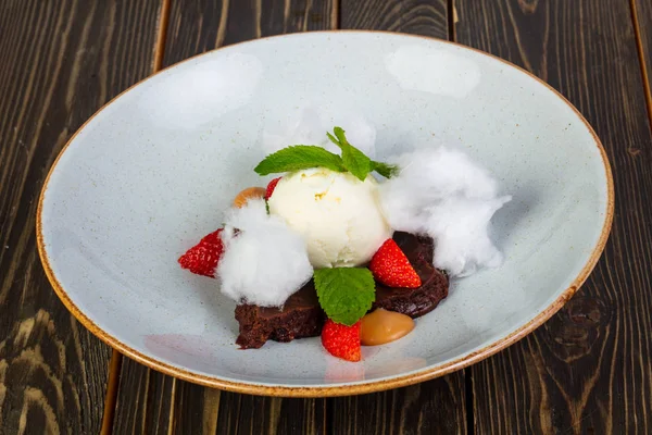 Nane brownie kek çilek ile hizmet