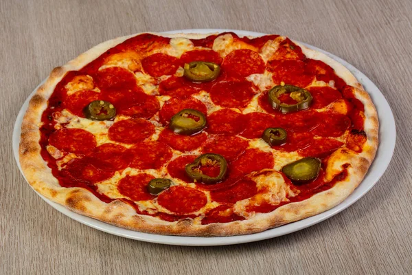 Pizza biberli sosis ve biber