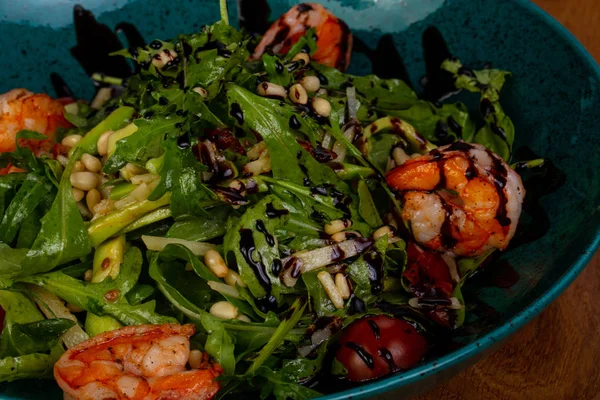 Avokado ve karides salatası