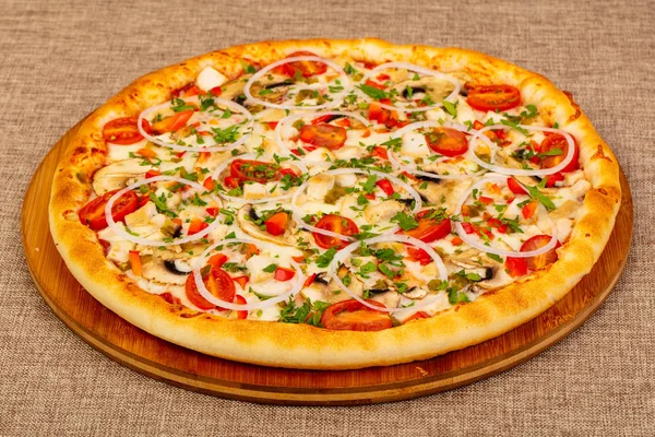Mantar, peynir ve tavuk pizza