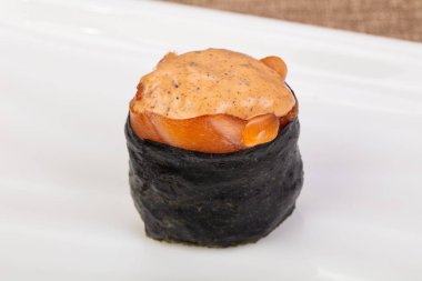 Soslu baharatlı gunkan suşisi.