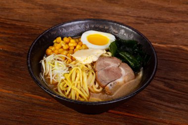 Domuz eti ve yumurta ile Japon Ramen çorbası