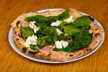 Pizza jambon, buratta ve ıspanak ile