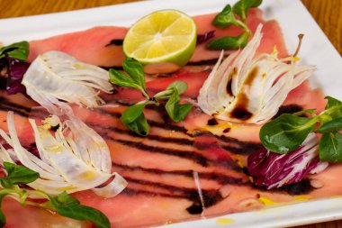 Enginarlı soğuk ton balığı carpaccio