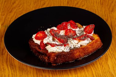 Tatlı tatlı çilek ve peynirli çörek