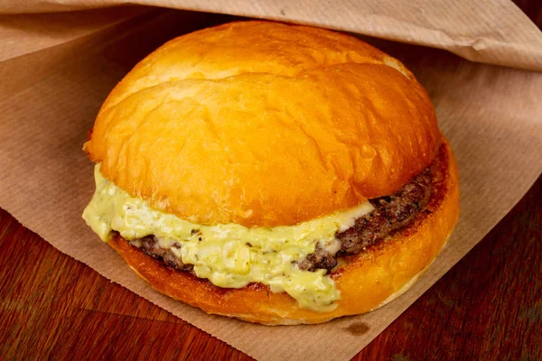 Sığır eti ile ev yapımı lezzetli burger