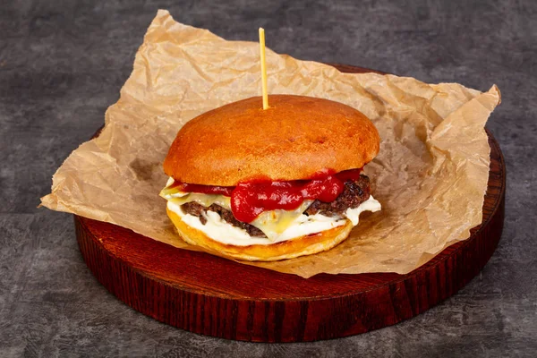 Etli ve peynirli hamburger.