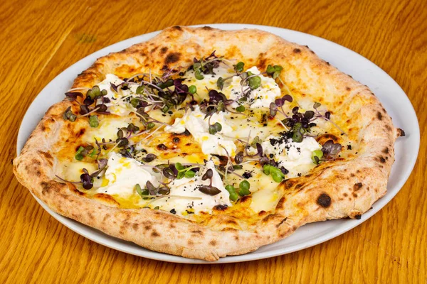 Pizza mozzarella ve siyah truffle ile