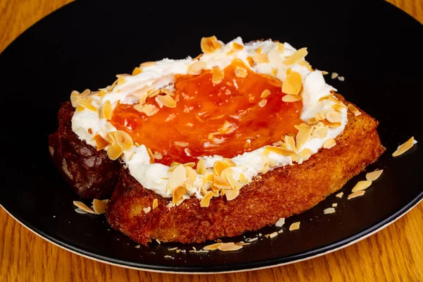 Tatlı börek reçel ve krema ile