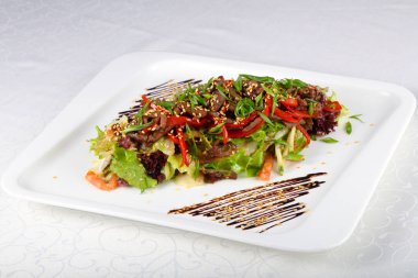 Susam salata domuz eti ile giyinmiş