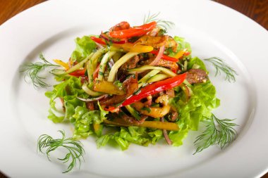 Beyaz tabak sıcak biftek salata