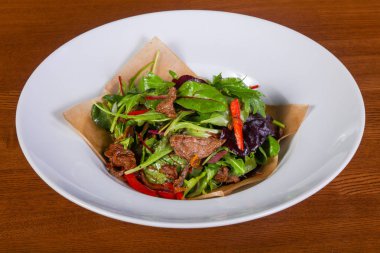 Biftek salata otlar ve baharatlar ile