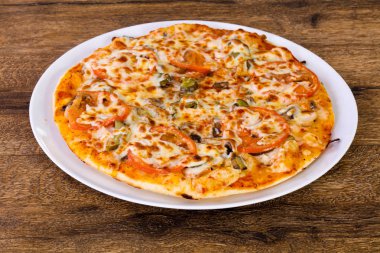 Etli ve peynirli pizza.