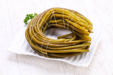 Kabın içinde turşu ramsons yığın