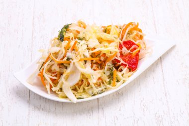 Kabın içinde geleneksel fermente lahana lahana turşusu